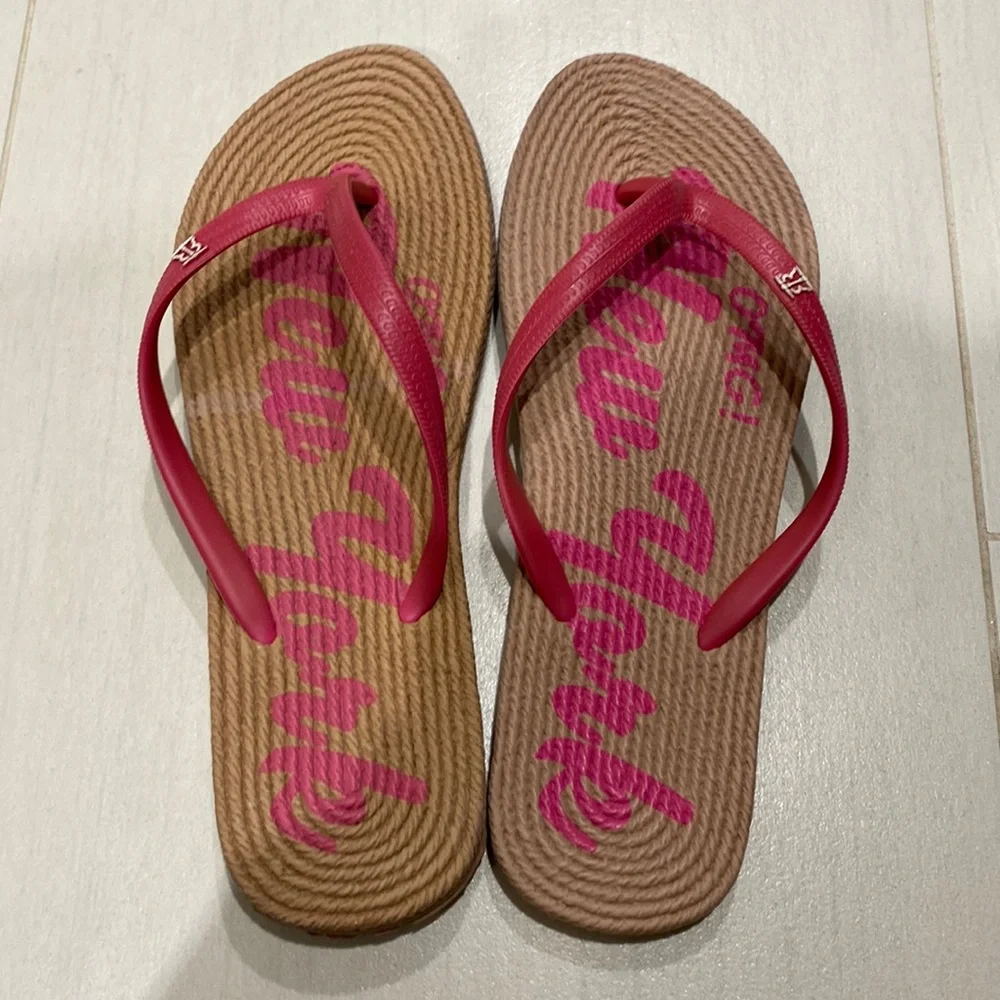 Omg! New York pink and tan flip flops
